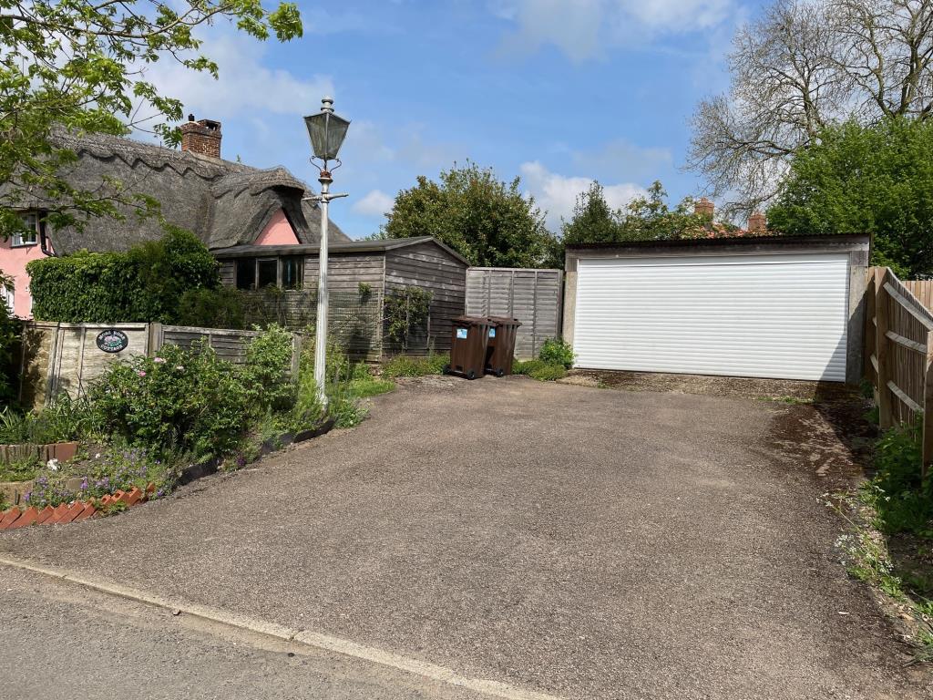 Lot: 145 - DETACHED COTTAGE IN HERTFORDSHIRE VILLAGE LOCATION - Driveway parking, double garage and shed to the rear of the cottage